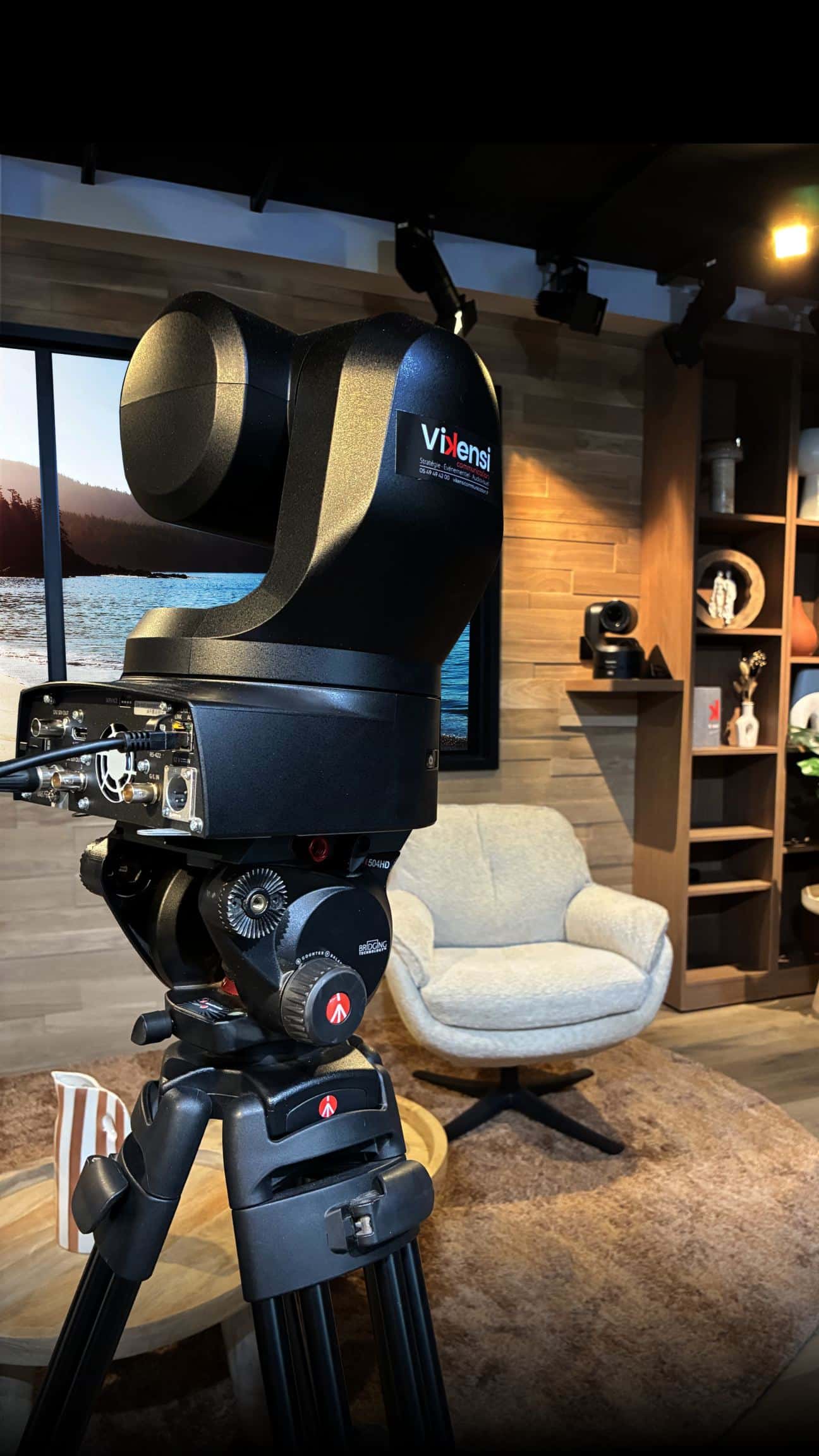 Caméra robotisée sur trépied devant le plateau du Studio K