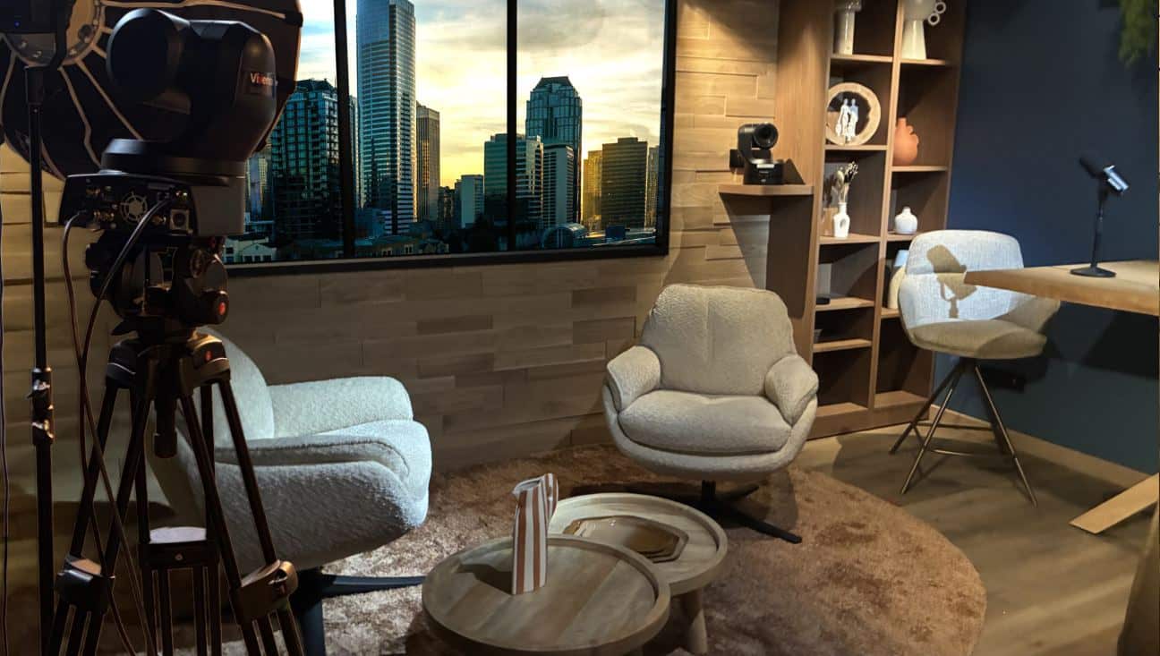 Plateau avec fauteuils, table basse et vue sur la ville