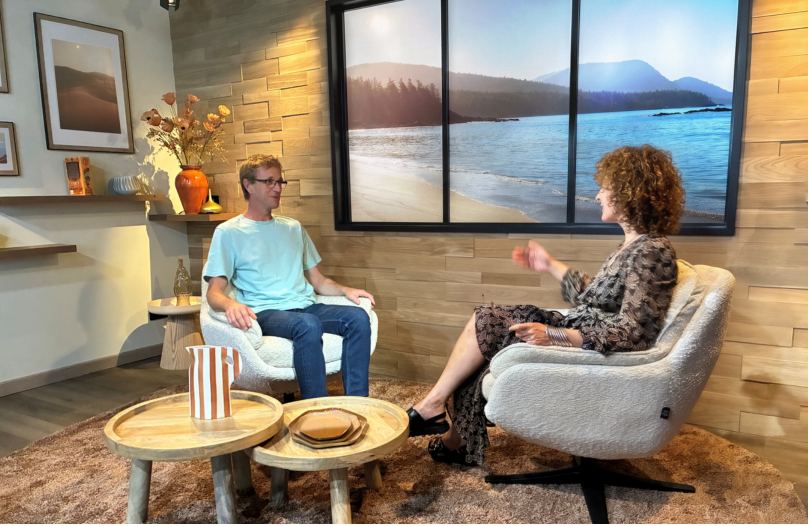 Interview en plateau, deux intervenants en fauteuils