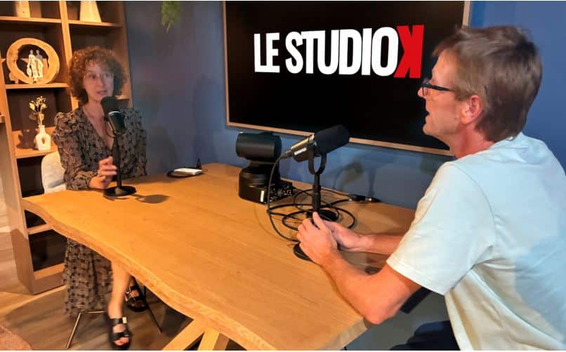 Enregistrement de podcast devant l'écran Le Studio K