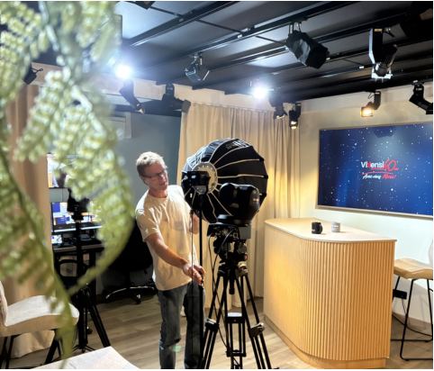 Technicien réglant l'éclairage du studio
